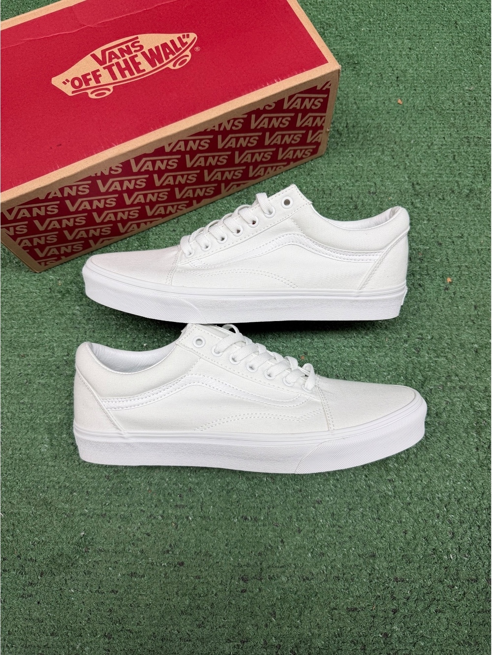 VANS OLD SCHOOL TRIPLE WHITE SIZE 10.5